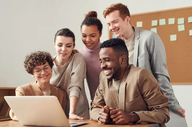Small meeting around a laptop